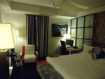 Zhengzhou Yujia Hotel Cultural Road Екстериор снимка